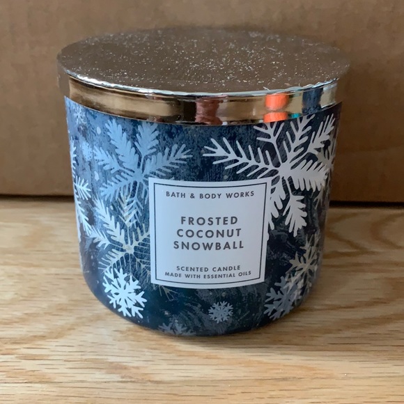 Bath and Body Works Frosted Coconut Snowball Candle - Picture 1 of 5